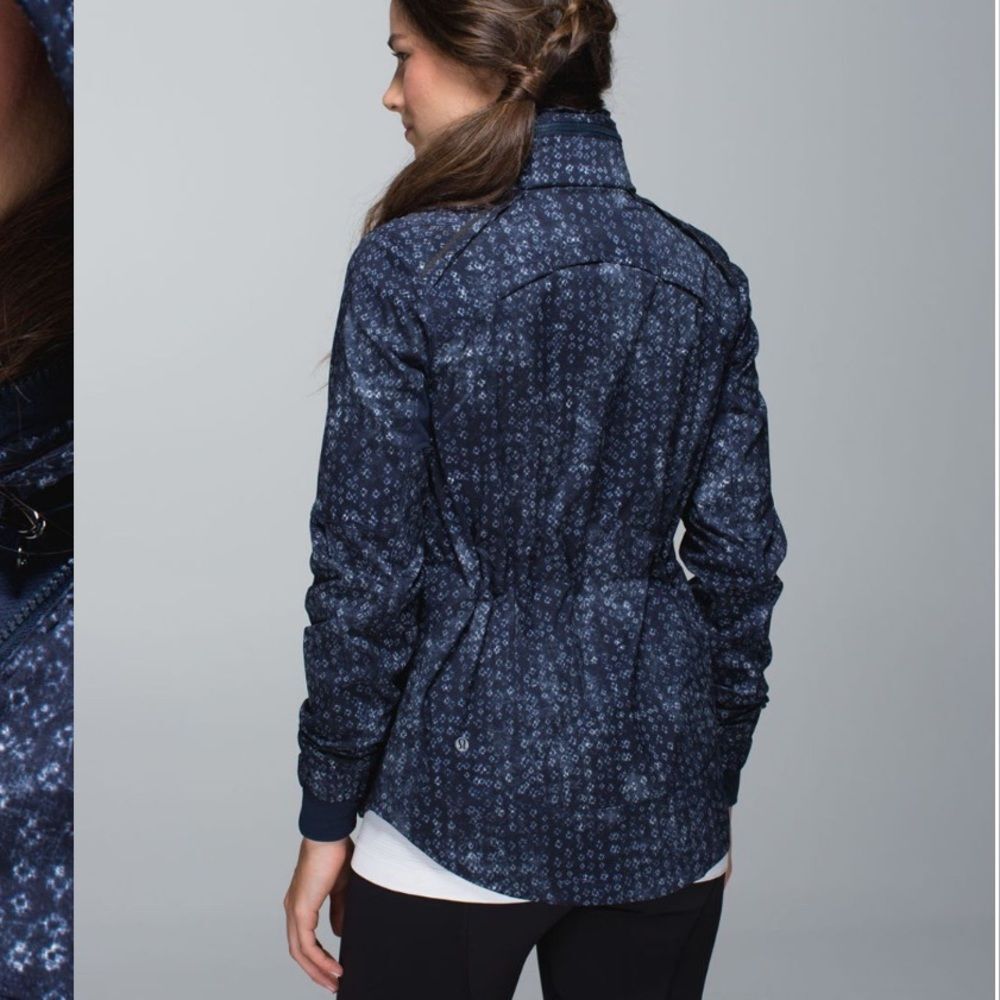 Lululemon Spring Forward Jacket
Kanoko Twist Inkwell Ghost / Inkwell - Picture 2 of 14